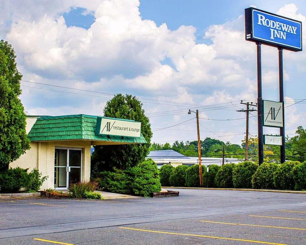 Rodeway Inn Moosic - Scranton Exterior photo